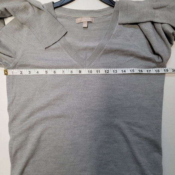 Banana Republic Extra Fine Merino Wool Grey V Neck Sweater - Picture 7 of 8